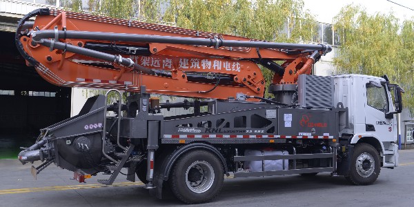 小身材大方量，32米泵車五節臂架，和大泵車一樣的動力