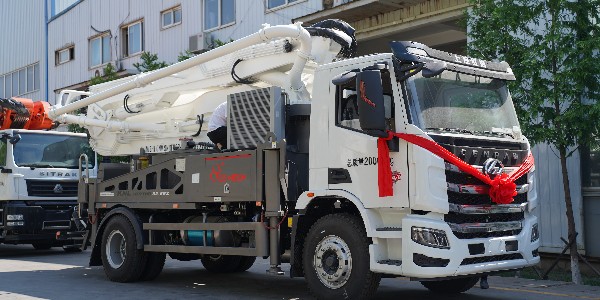 泵車準備泵送時，罐車第一次裝料時，應多加二袋水泥