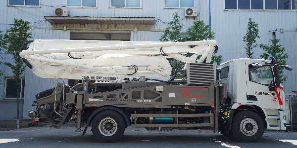 如果泵車在泵送狀態下遇到堵塞問題，該怎么解決？