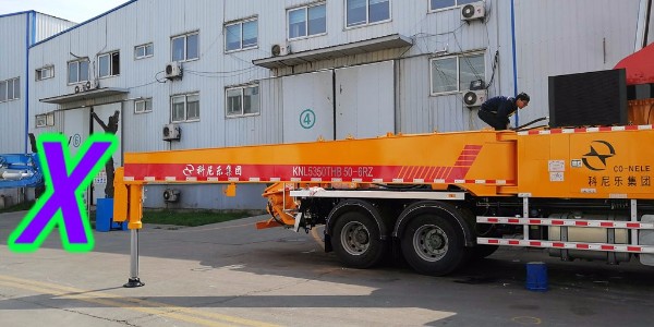 混凝土泵車的末端軟管容易受損，需注意泵車布料桿的傾斜狀態(tài)