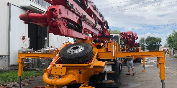 泵車(chē)清洗作業(yè)要關(guān)上料斗柵欄